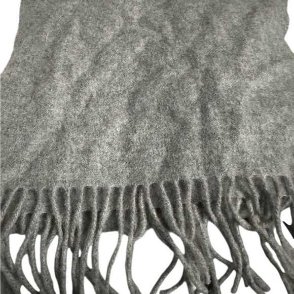 Bloomingdales The Mens Store Scarf with Fringe 100% Cashmere Light Gray NWT - Picture 6 of 7